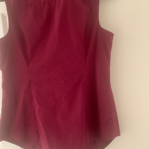 Beautifulful burgundy cranberry sleeveless top. - Picture 2 of 6